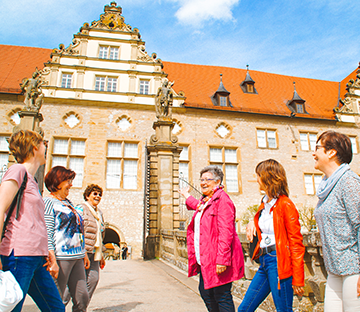 Gruppenreise in Hohenlohe vor dem Schloss Weikersheim